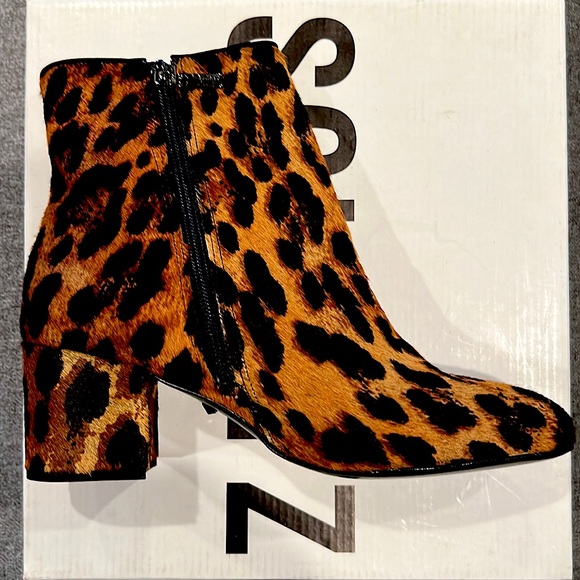 LUXOXE
PELOS/ANIMAL PRINT
JUNGLE LEOPARD 
Schutz boots - Picture 5 of 5